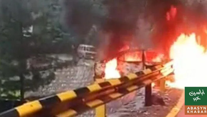 مانسہرہ میں بریک فیل گاڑی گارڈ ریل سے ٹکرا گئی، آگ لگنے سے مکمل تباہ