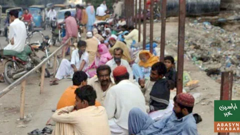 پاکستان میں غربت میں اضافہ، ایک سال میں 8 لاکھ افراد بیرون ملک منتقل