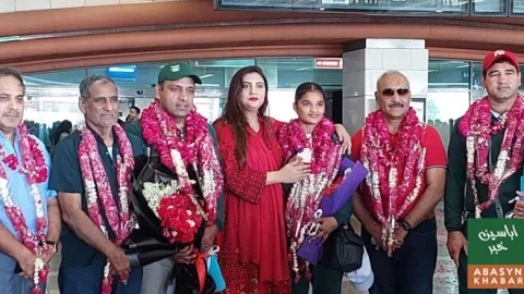کامن ویلتھ گیمز کی میڈلسٹ فاطمہ زہرہ وطن پہنچ گئیں، لاہور ایئرپورٹ پر پرتپاک استقبال
