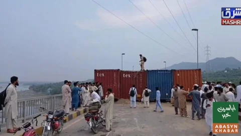 صوابی اور نوشہرہ میں اہم شاہراہیں کنٹینرز لگا کر بند