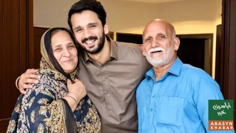 رجب بٹ کا والدین کو قیمتی گاڑی کا تحفہ، ویڈیو وائرل